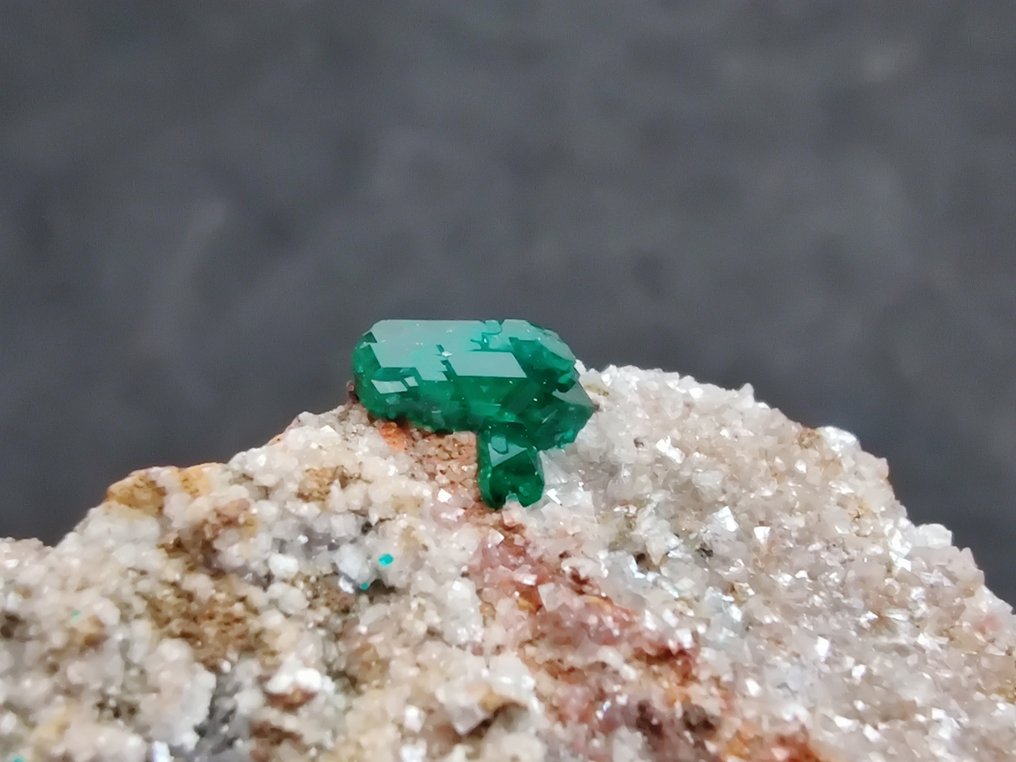 Dioptase Crystals on matrix - Height: 5.5 cm - Width: 3.5 cm- 22 g #3.2
