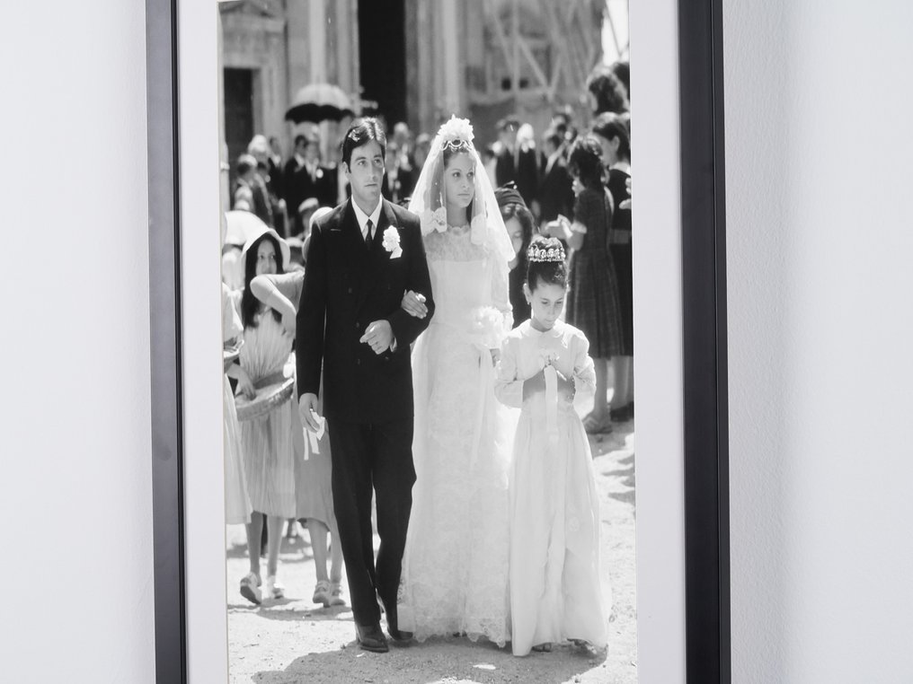 The Godfather, Al Pacino as "Michael Corleone » & Simonetta Stefanelli - Fine Art Photography - Luxury Wooden Framed 70X50 cm - Limited Edition Nr 04 of 30 - Serial ID 30499 - Original Certificate (COA), Hologram - 100% New. Shipping Reduction from 3 items #4.3
