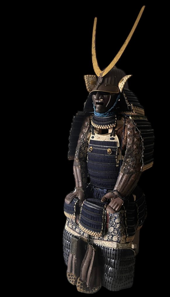 Un'imponente armatura da guerra da samurai giapponese Mogami Dou Gusoku del clan Hosokawa intorno al - Tessuto, ferro, pelle. - Mito ju Yoshinobu - Giappone - intorno al 1700 #2.2