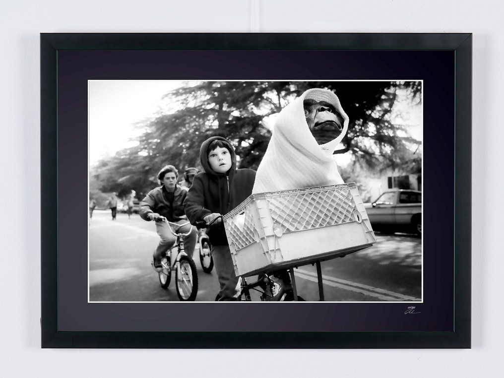 E.T. the Extra-Terrestrial (1982) - Elliott (Thomas Henry) & E.T - Fine Art Photography - Luxury Wooden Framed 70X50 cm - Limited Edition Nr 05 of 20 - Serial ID 30319 - Original Certificate (COA), Hologram - 100% New. Shipping Reduction from 3 items #3.2