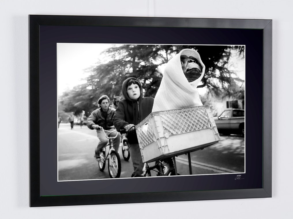 E.T. the Extra-Terrestrial (1982) - Elliott (Thomas Henry) & E.T - Fine Art Photography - Luxury Wooden Framed 70X50 cm - Limited Edition Nr 05 of 20 - Serial ID 30319 - Original Certificate (COA), Hologram - 100% New. Shipping Reduction from 3 items #4.3