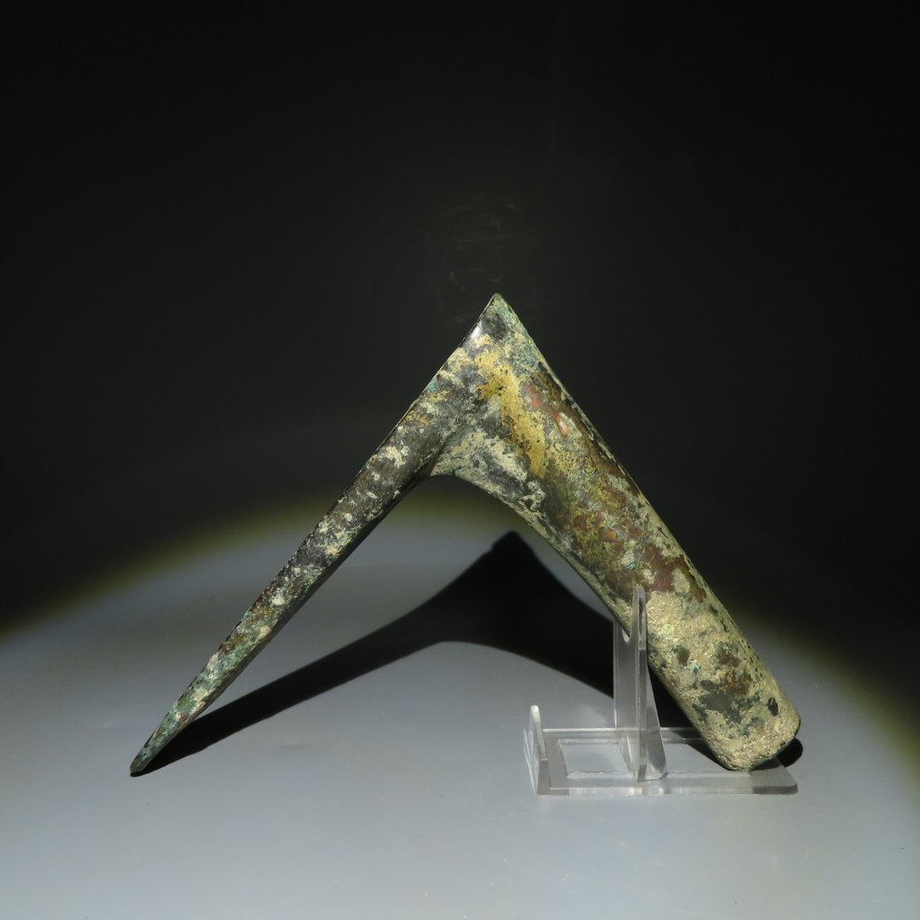 Moyen-Orient, Louristan, Iran Bronze Lame de hache. 1er millénaire avant JC. 17,8 cm L. Licence d'importation espagnole. #1.1