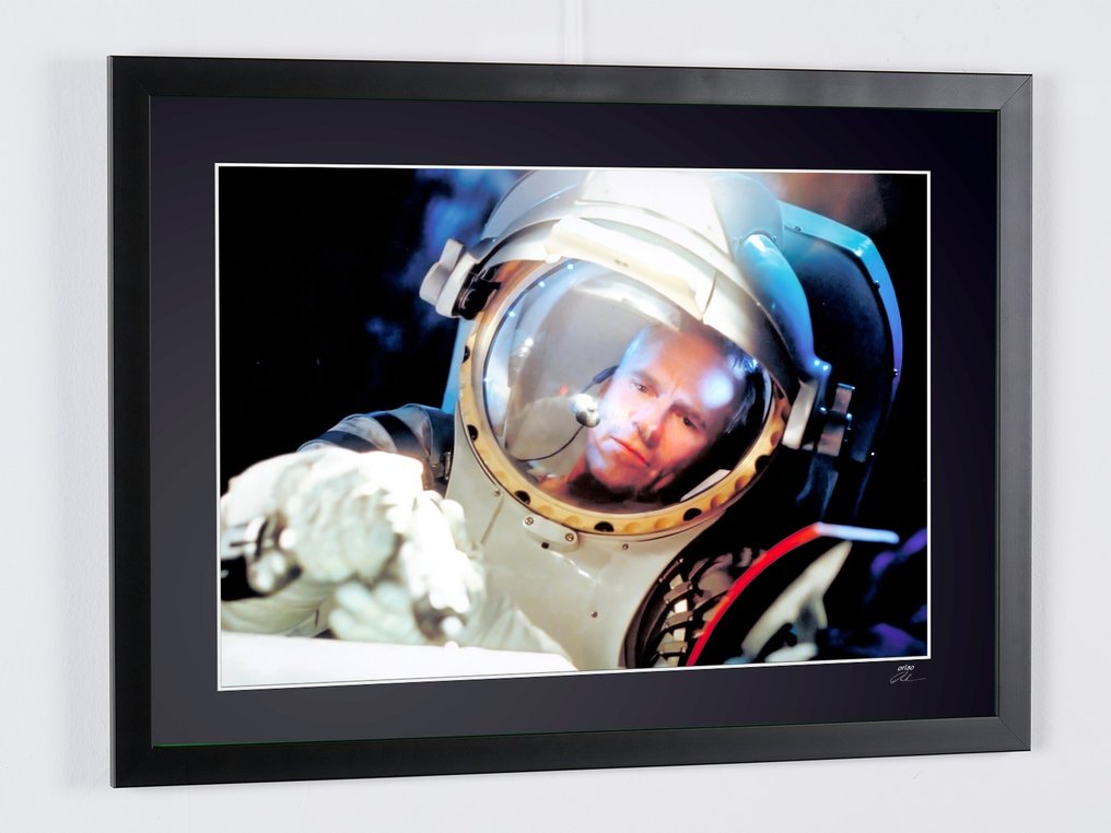 STARGATE SG1 - Richard Dean Anderson « Colonel Jack O’Neill » - Wooden Framed 70X50 cm - Limited Edition Nr 02 of 20 - Serial ID 30708 - Original Certificate (COA), Hologram - 100% New. Shipping Reduction from 3 items #4.3