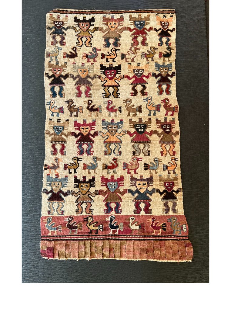 Chancay Wandteppich aus Kamelidenwolle. Spanische Exportlizenz. 76 x 42 cm. Zeremonieller Tanz gemischtrassiger Wesen, die sich an den Händen halten. - 76 cm #2.1