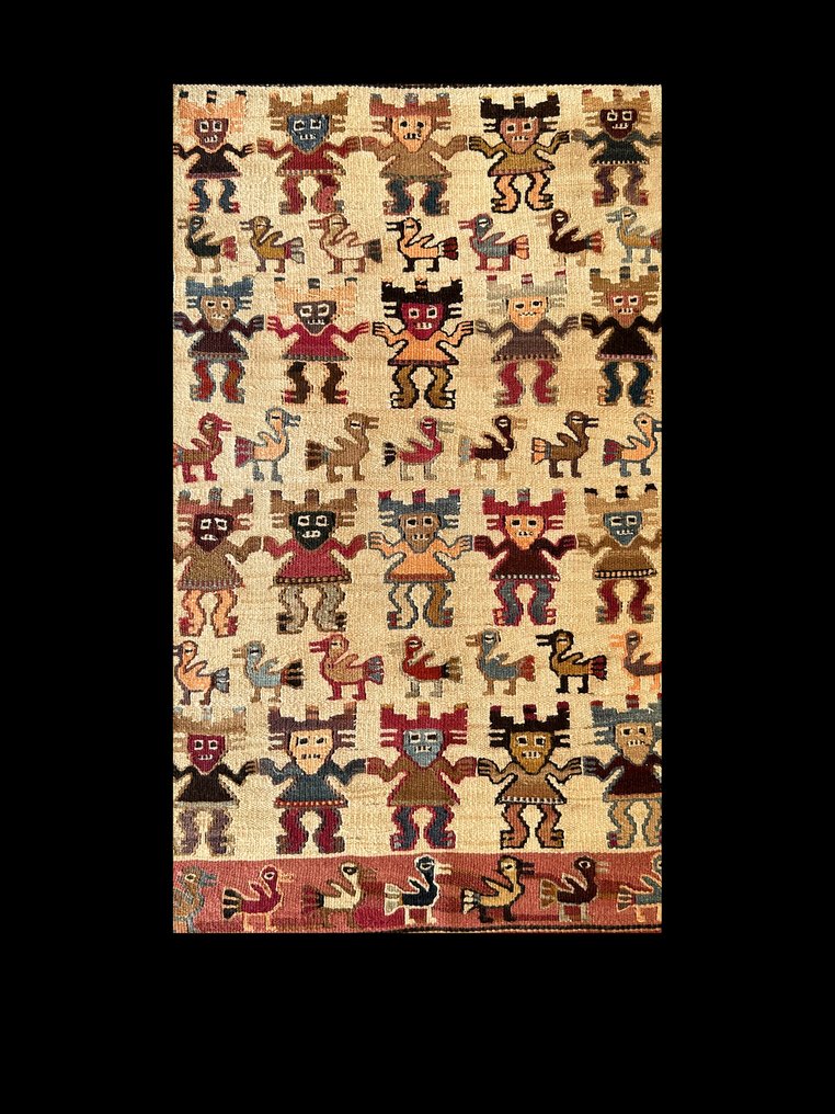 Chancay Wandteppich aus Kamelidenwolle. Spanische Exportlizenz. 76 x 42 cm. Zeremonieller Tanz gemischtrassiger Wesen, die sich an den Händen halten. - 76 cm #1.1