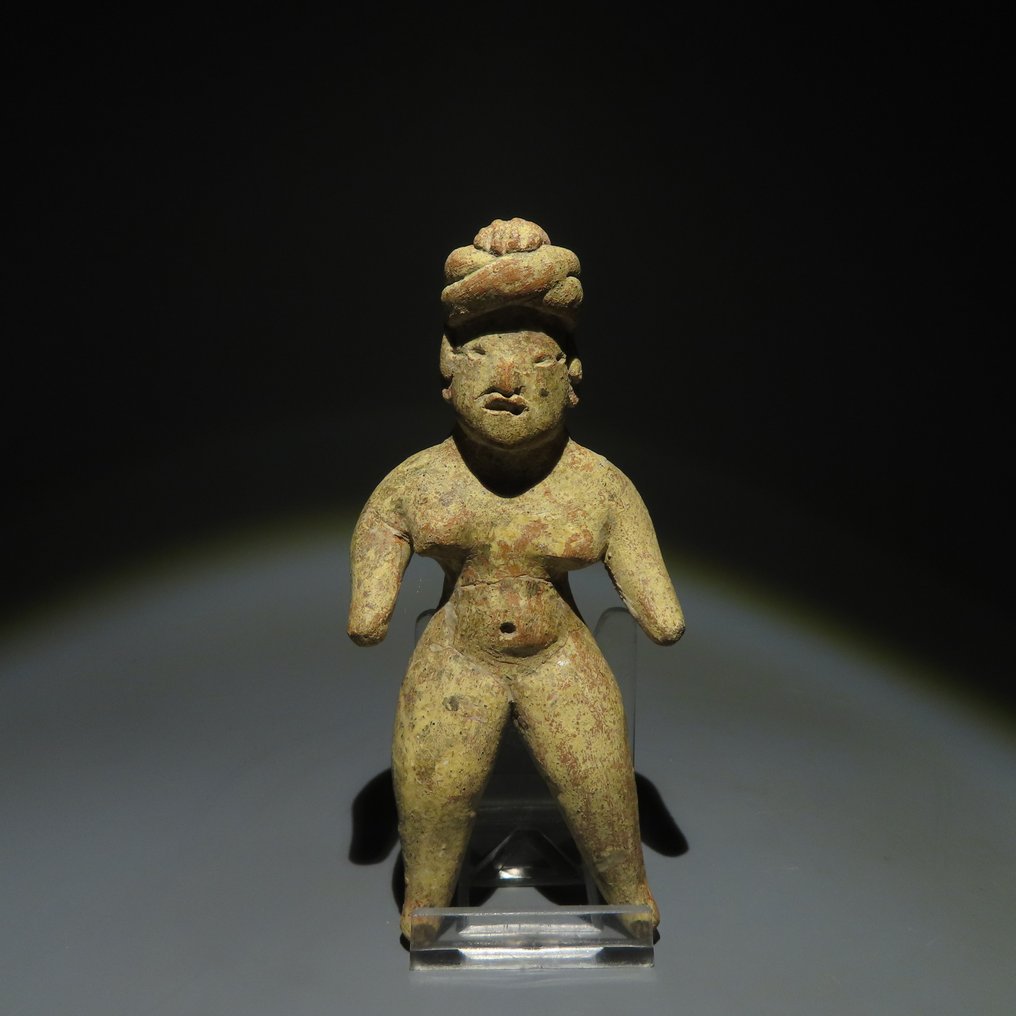 Olmeca, Mexico, Las Bocas Terrakotta Figur. 1200-600 f.Kr. 12 cm. "Michel Vinaver-samlingen". Spansk importlisens.  (Ingen reservasjonspris) #1.1
