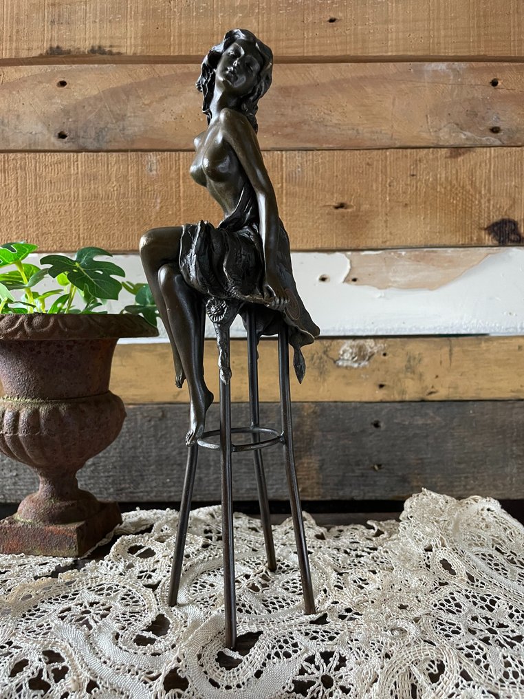 Statue, Vrouw op barkruk - 28 cm - Bronze #4.3