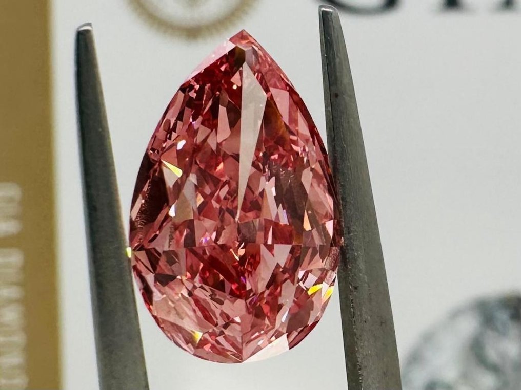 1 pcs Diamante - 2.81 ct - Brilhante, Pera - Color Enhanced - Cor de rosa vivo elegante - VS1 #2.1