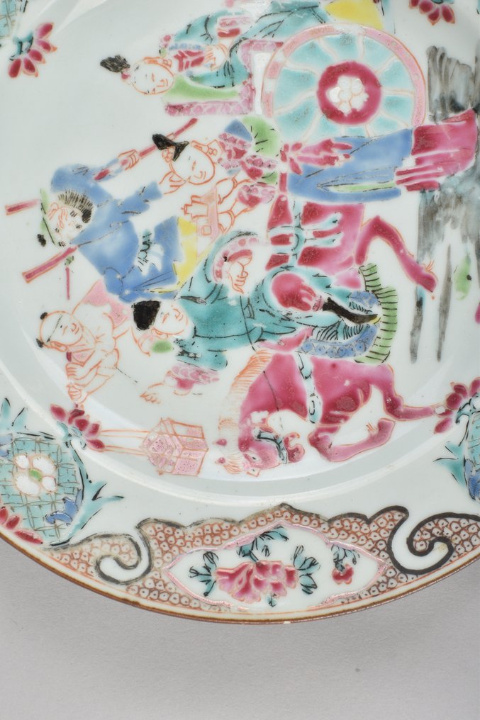 UNE ASSIETTE FIGURALE CHINOIS FAMILLE ROSE - Famille rose - Porcelaine - Chine - Yongzheng (1723–1735) #2.1