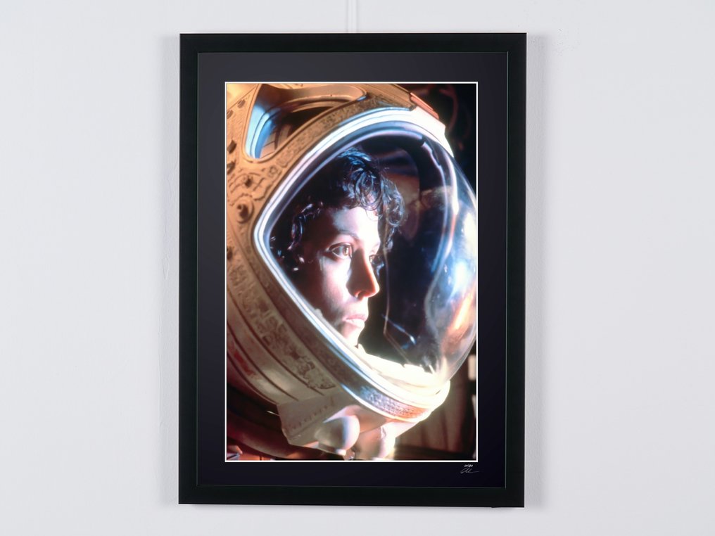 ALIEN 1979 - Sigourney Weaver as "Ellen Ripley" - Fine Art Photography - Luxury Wooden Framed 70X50 cm - Limited Edition Nr 08 of 30 - Serial ID - Original Certificate (COA), Hologram - 100% New. Shipping Reduction from 3 items #4.3