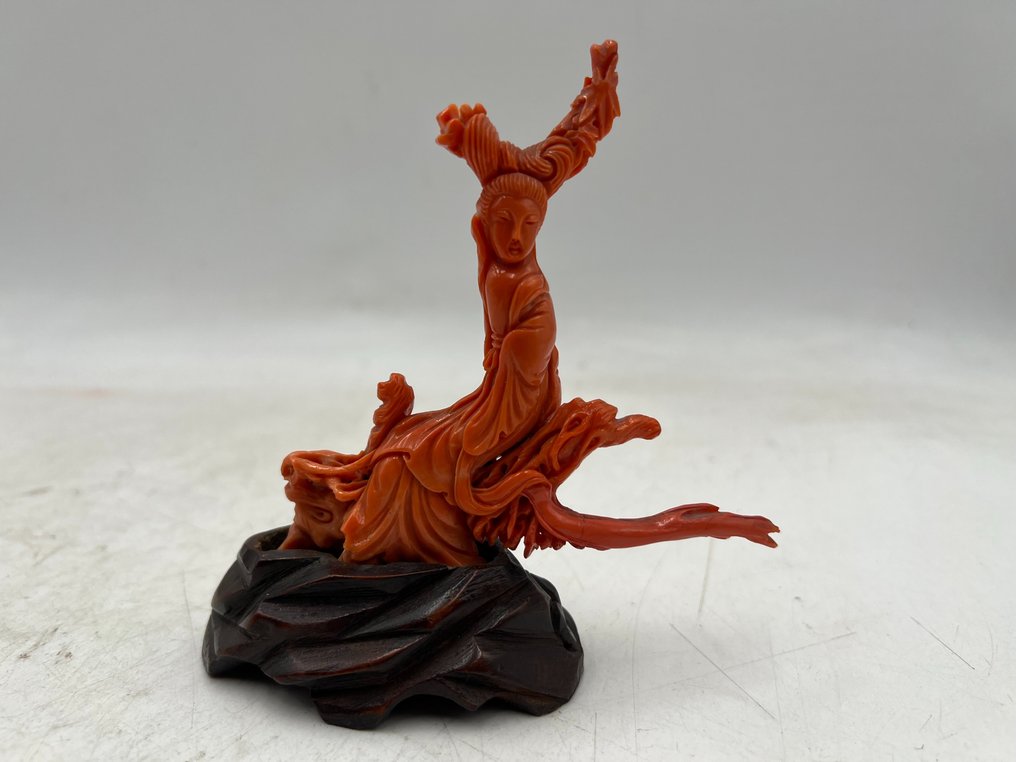 Elegant woman - Coral - China - Início do século XX (WW I) #1.0