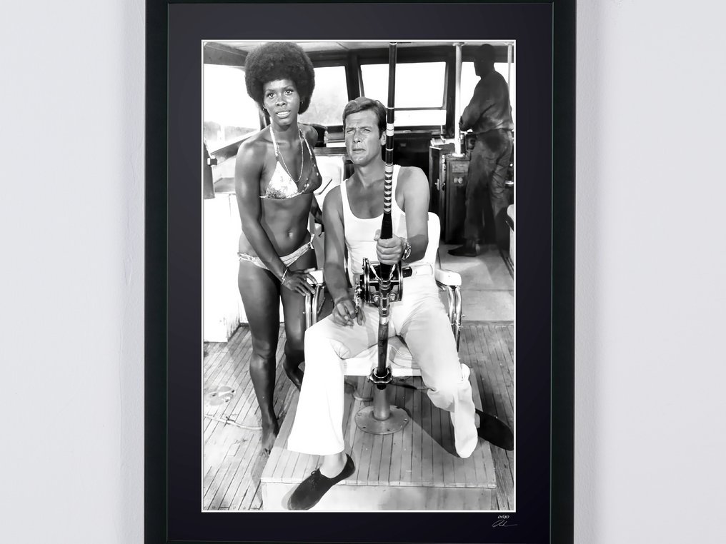James Bond 007: Live and Let Die 1973 - Sean Connery & Gloria Hendry - Wooden Framed 70X50 cm - Limited Edition Nr 01 of 30 - Serial ID 30214 - Original Certificate (COA), Hologram - 100% New. Shipping Reduction from 3 items #3.2