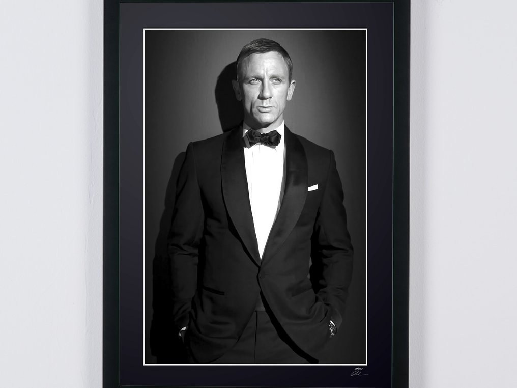 Daniel Craig as James Bond 007 - Fine Art Photography - Luxury Wooden Framed 70X50 cm - Limited Edition Nr 04 of 30 - Serial ID 30212 - Original Certificate (COA), Hologram - 100% New. Shipping Reduction from 3 items #3.2
