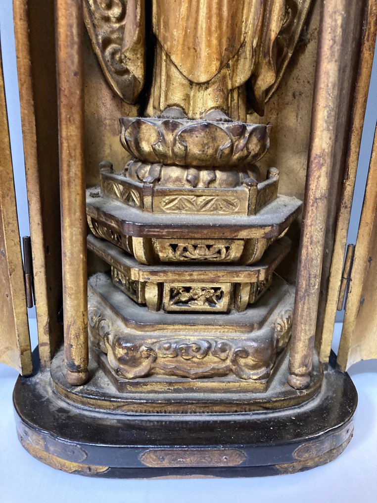 Butsudan, Skulptur, Statue, Buddha - Forgyldt metal, Guld, Træ - Amitabha, Buddha, Buddhistisk figur - Large and Old antique Butsudan with excellent workmanship - Japan - Midten af Edo-perioden #3.2