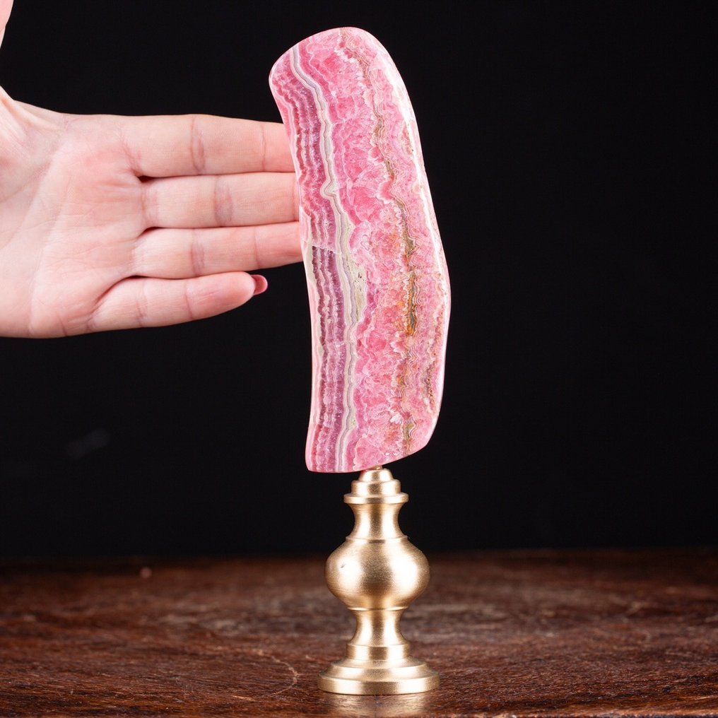 Rodocrosite Arte E Design Elegáns Soprammobile rodokrozit és réz anyagból, 'Rosa Argentina' névvel. - Magasság: 215 mm - Szélesség: 45 mm- 489 g #1.0