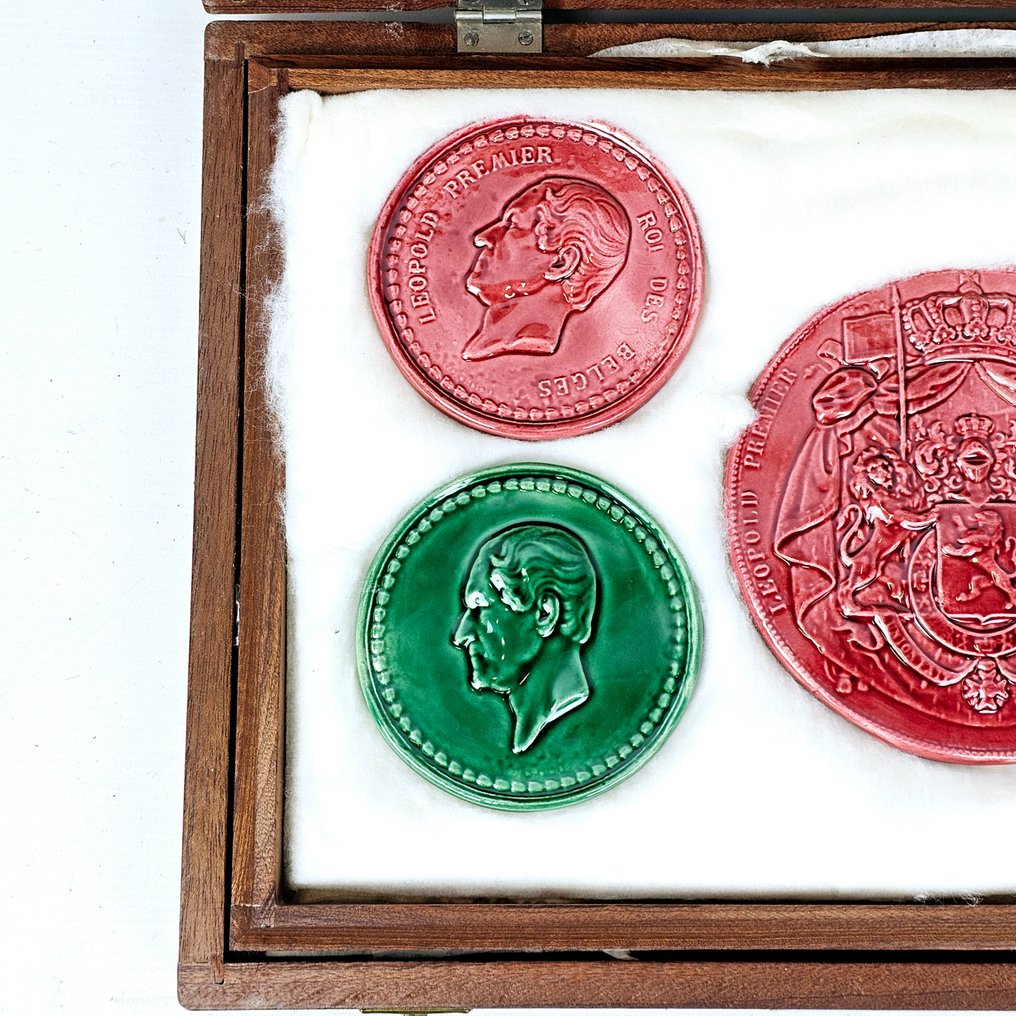 Belgia - Minne-medaljong - Faience medals depicting Leopold I & Leopold II + Coat of Arms #2.1