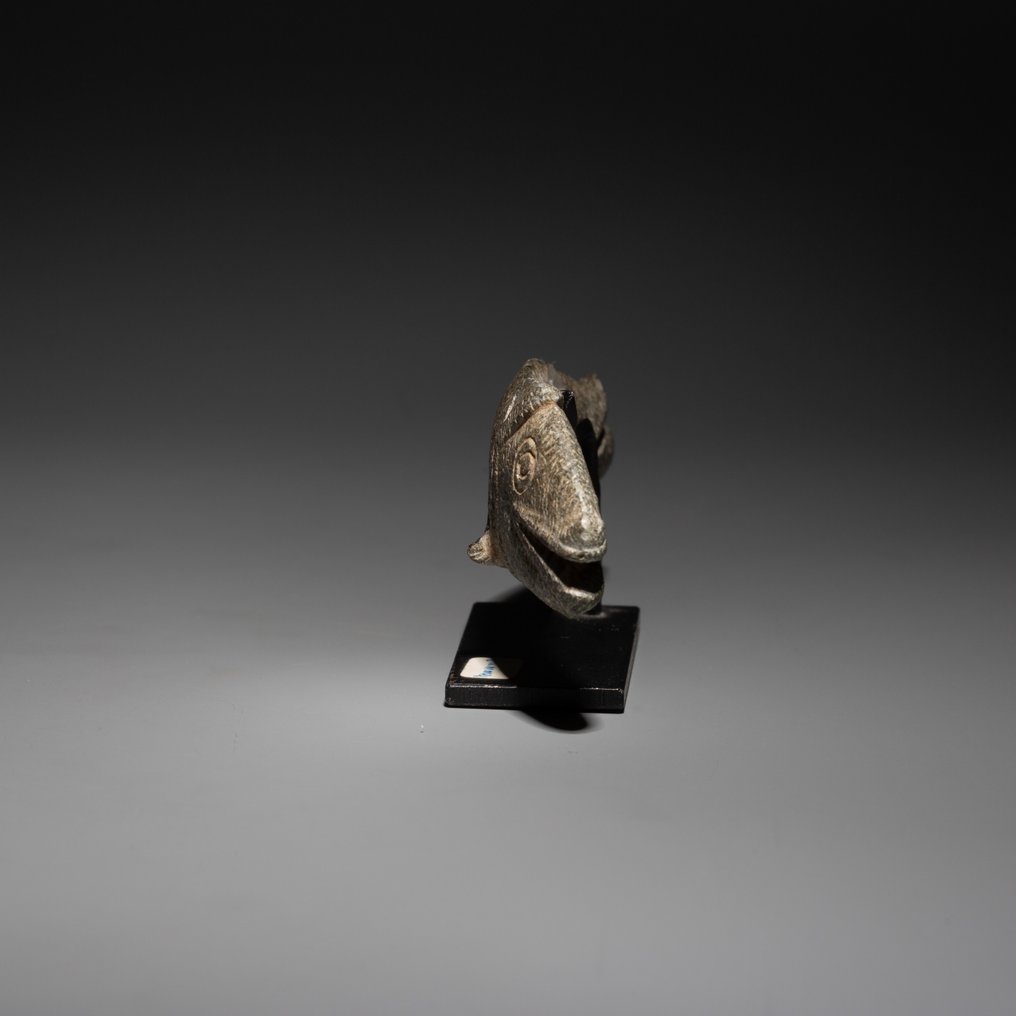 Mezcala, Estado de Guerrero, Messico Pietra Pendente. 200 a.C. - 500 d.C. Lunghezza 11,3 cm. Licenza di importazione spagnola. #2.1