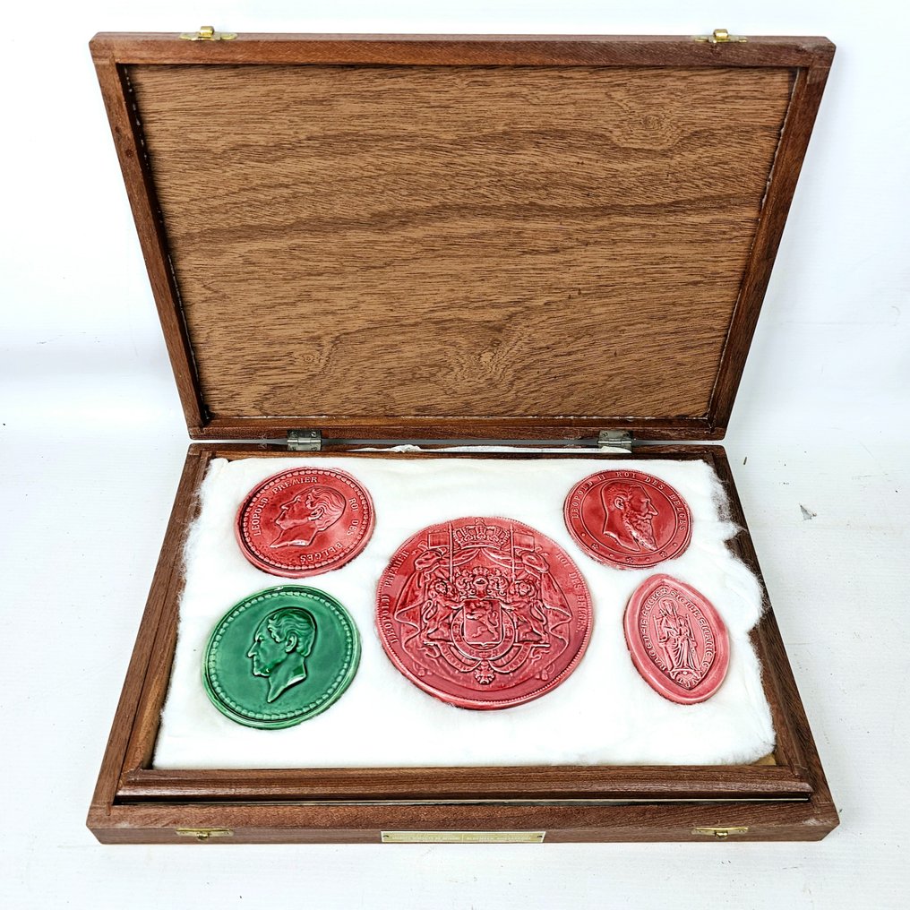 Belgia - Minne-medaljong - Faience medals depicting Leopold I & Leopold II + Coat of Arms #1.1