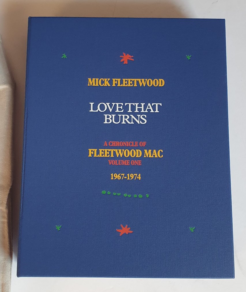Fleetwood Mac, Love That Burns Volume One - Book - Incl Signed Litho Mick Fleetwood - Genesis Publications Ltd - Book - 2017 - Signé à la main en personne, Tirage limité numéroté #1.2