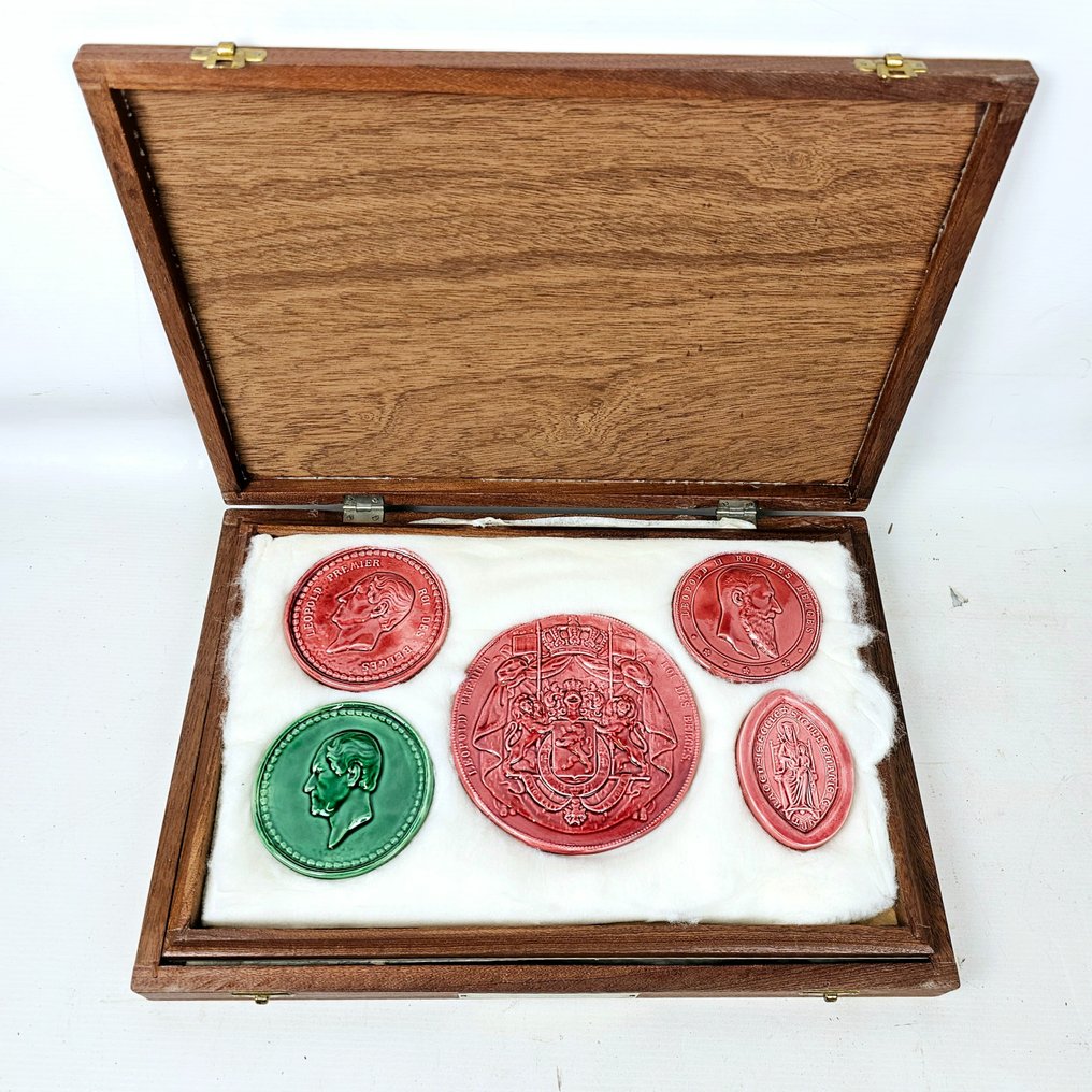 Belgia - Minne-medaljong - Faience medals depicting Leopold I & Leopold II + Coat of Arms #1.2