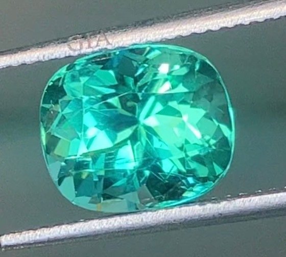 Green Emerald  - 3.94 ct - Gemological Institute of America (GIA) #1.1