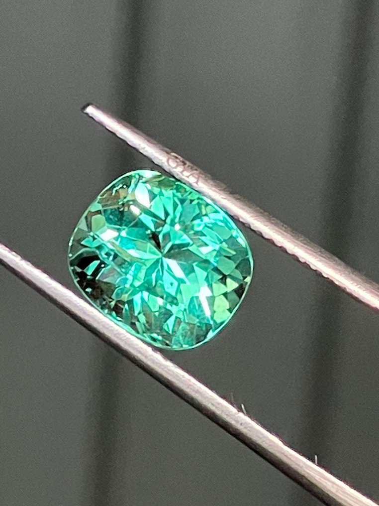 Zöld Smaragd  - 3.94 ct - Amerikai Gemmológiai Intézet (GIA) #3.2