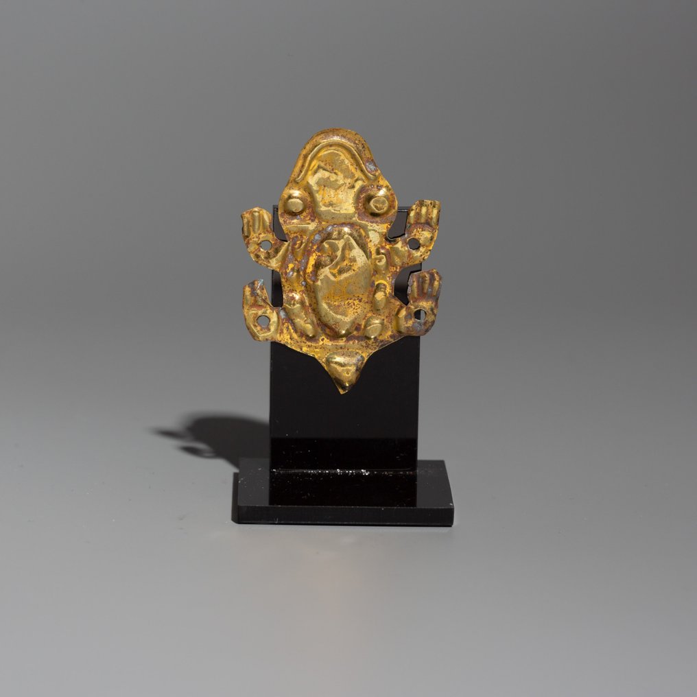 Paracas, Peru Kulta Sammakon muotoinen applikaatio tunikaan. 300-200 eaa. 4,5 cm. Espanjan tuontilisenssi. #2.1