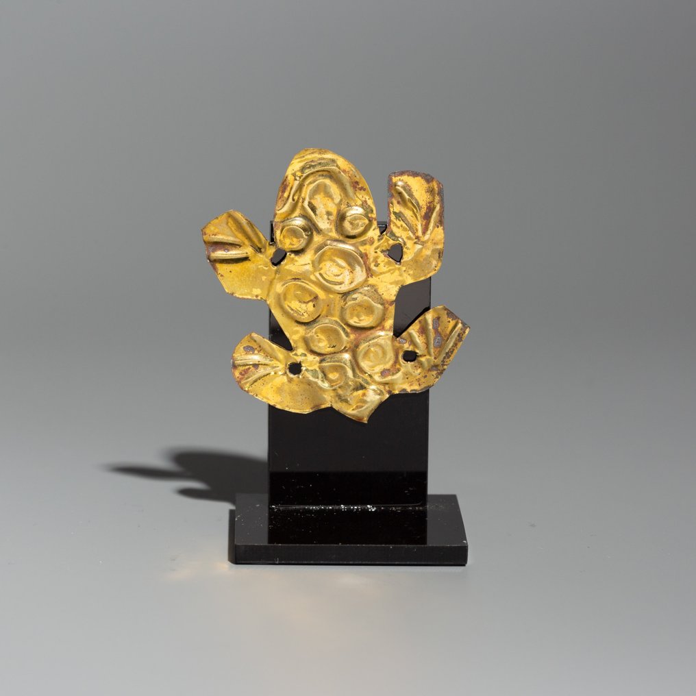 Paracas, Perù Oro Applicazione a forma di rana per tunica. 300-200 a.C. 4,3 cm. Licenza di importazione spagnola. #1.1