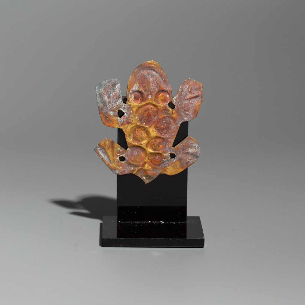 Paracas, Perù Oro Applicazione a forma di rana per tunica. 300-200 a.C. 4,3 cm. Licenza di importazione spagnola. #2.1