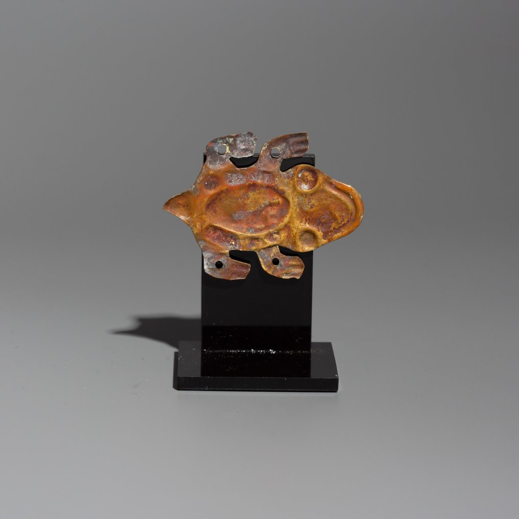 Paracas, Perù Oro Applicazione a forma di rana per tunica. 300-200 a.C. 4,5 cm. Licenza di importazione spagnola. #3.2