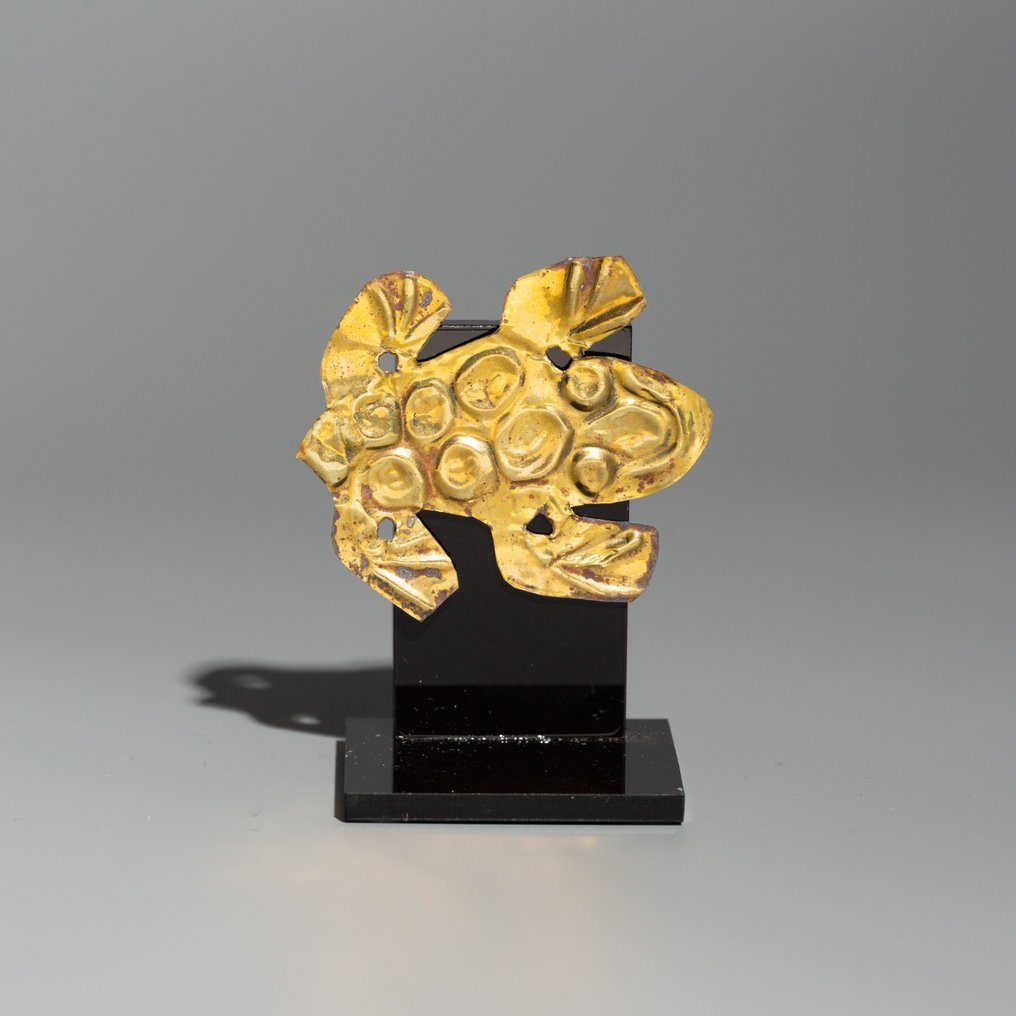Paracas, Peru Gold Applikation in Form eines Frosches für eine Tunika. 300-200 v. Chr. 4,3 cm. Spanische Importlizenz. #1.2