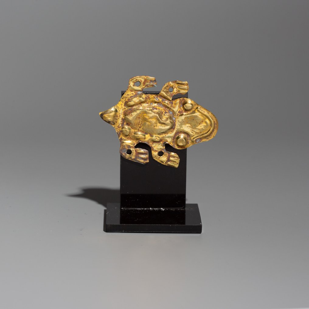Paracas, Peru Kulta Sammakon muotoinen applikaatio tunikaan. 300-200 eaa. 4,5 cm. Espanjan tuontilisenssi. #2.2