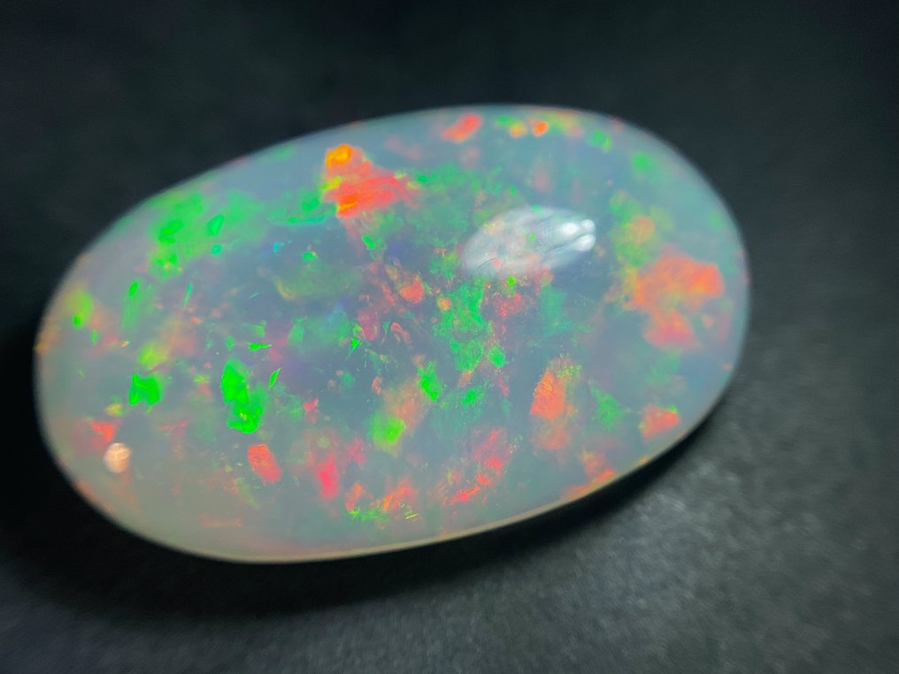 White + Play of Colors (Vivid) Fine Color Quality + Crystal Opal - 15.61 ct #1.1