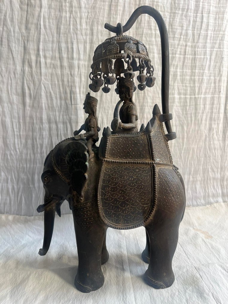 Großer Elefant mit Mahout und Würdenträger sitzend – 41 cm - Bronze - Indien - Ende des 19. – Anfang des 20. Jahrhunderts #1.1