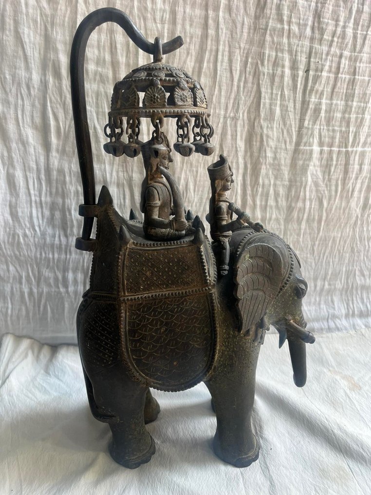 Großer Elefant mit Mahout und Würdenträger sitzend – 41 cm - Bronze - Indien - Ende des 19. – Anfang des 20. Jahrhunderts #3.2
