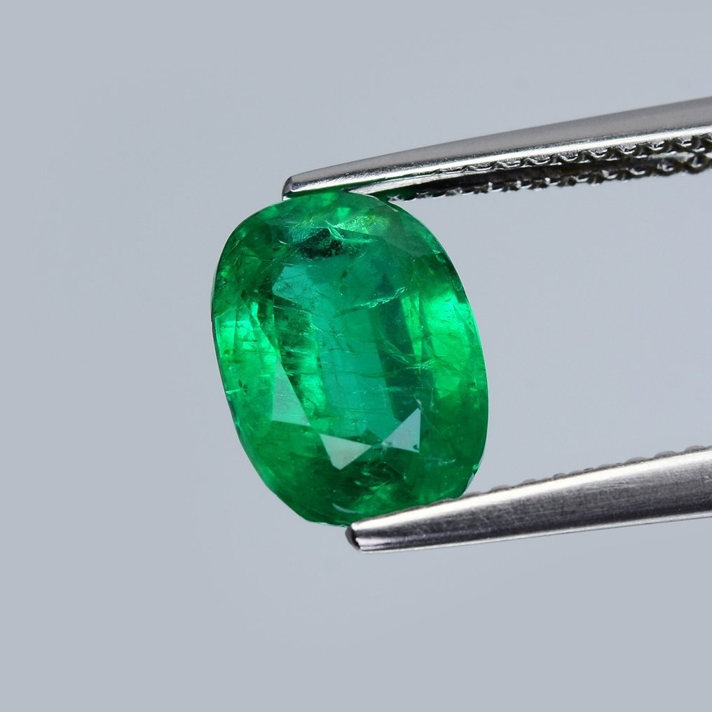 Green Emerald  - 2.70 ct - Gemological Institute of America (GIA) #2.1