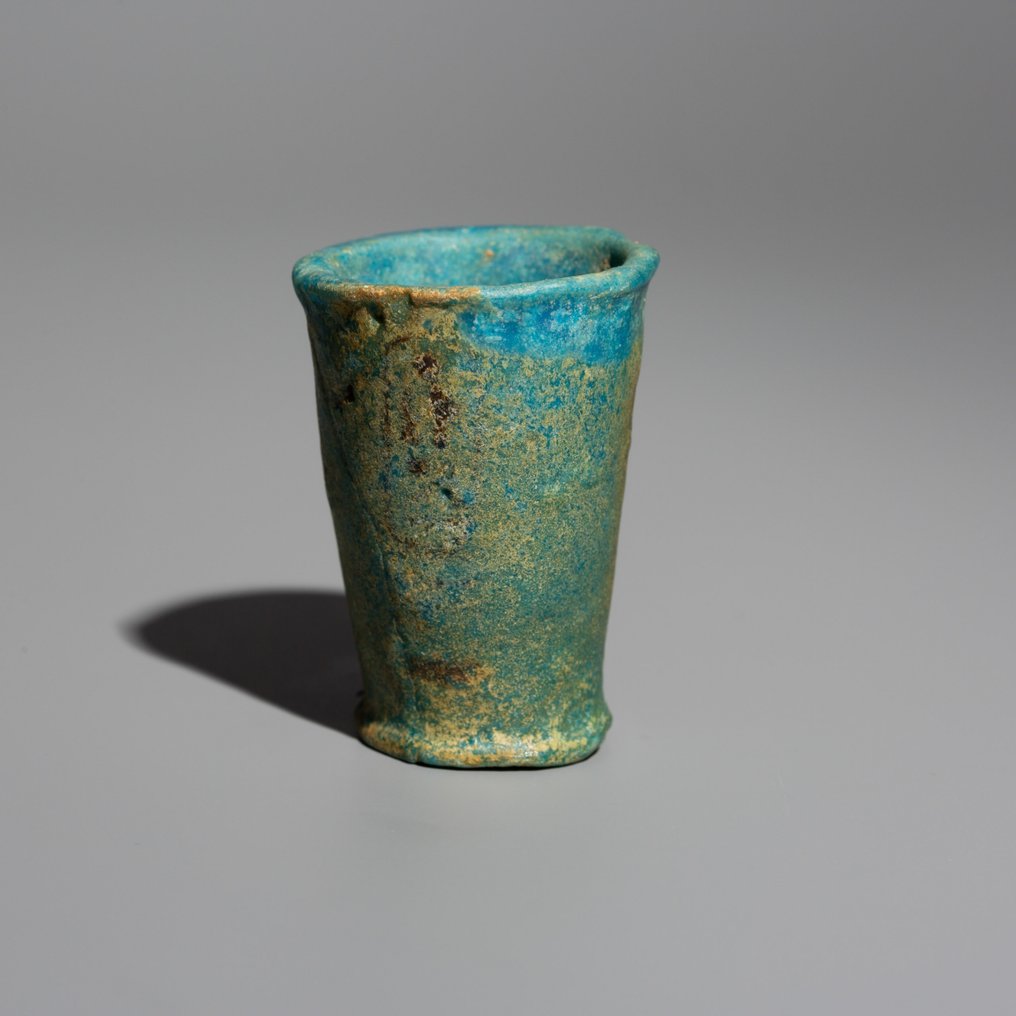 Oldtidens Egypt Fajanse Foundation Deposit Cup. c. 1184 - 1153 f.Kr. 4,8 cm høyde. #2.1