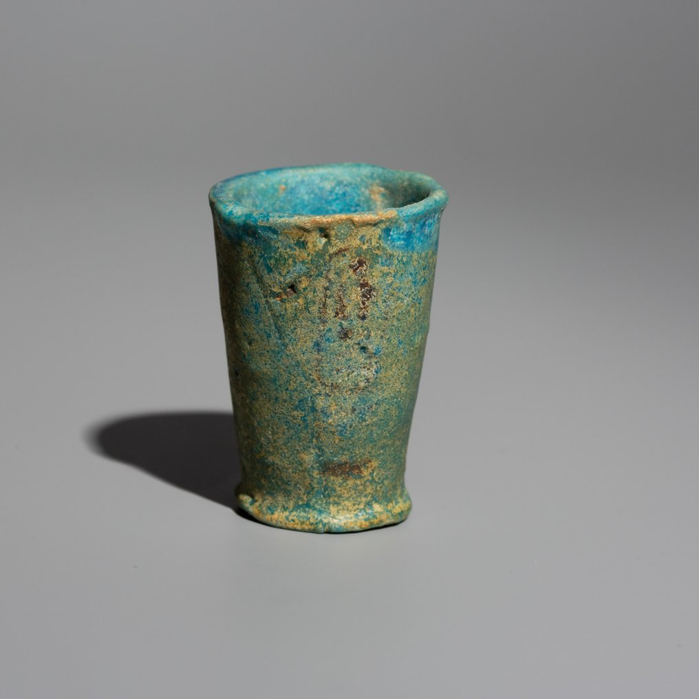 Oldtidens Egypten Fajance Fundamental Deposit Cup. c. 1184 - 1153 f.Kr. 4,8 cm højde. #1.1