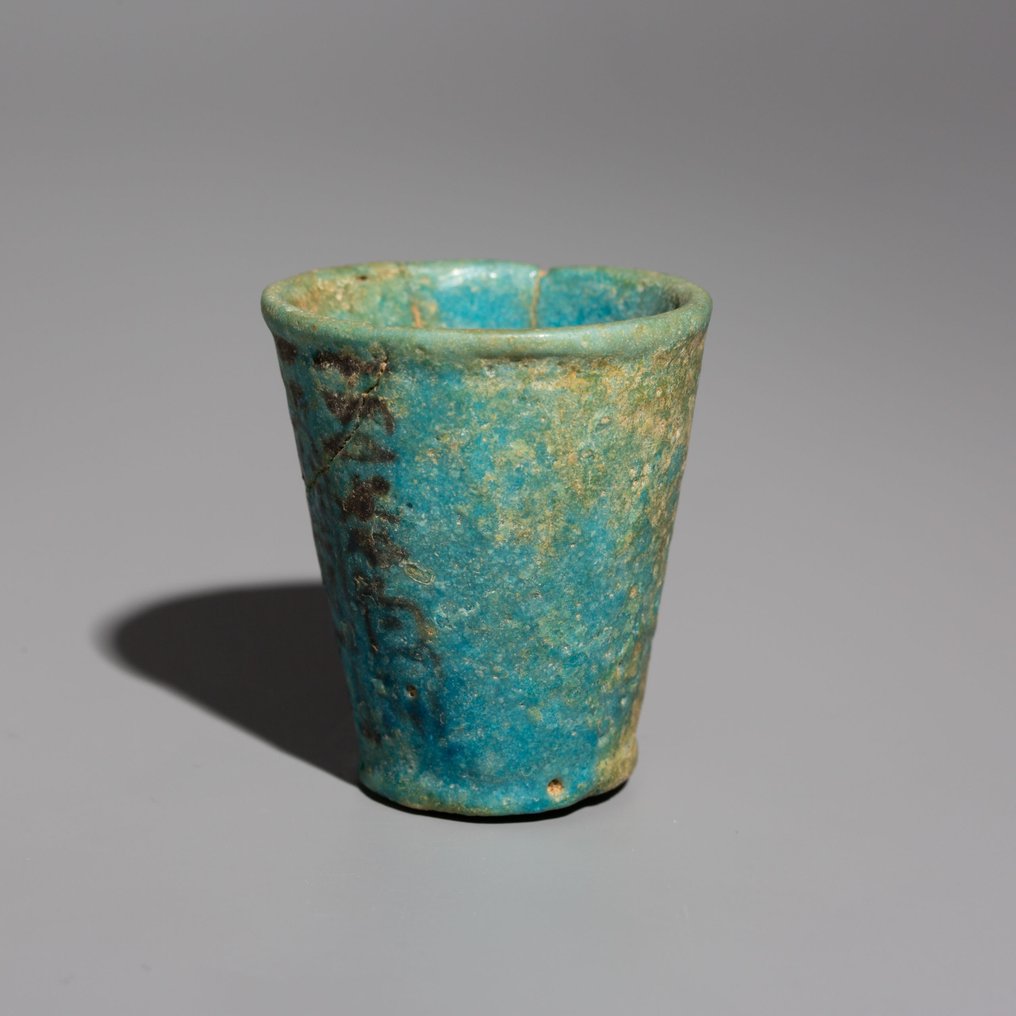 古埃及 Faience 基金會存款杯。 C。西元前 1184 - 1153 年。 4.5 公分高。 #1.2