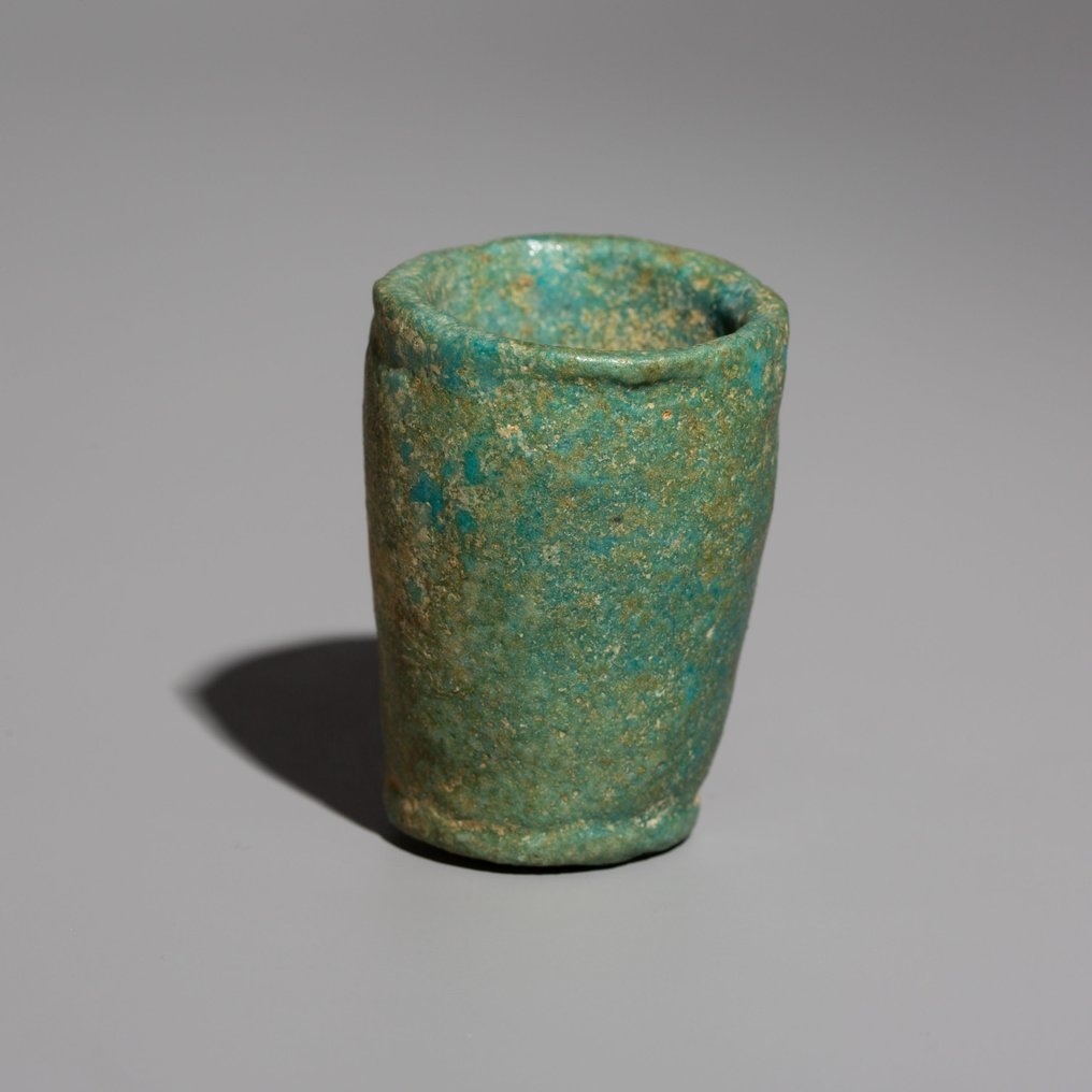 Oldtidens Egypt Fajanse Foundation Deposit Cup. c. 1184 - 1153 f.Kr. 5 cm høyde. #2.1