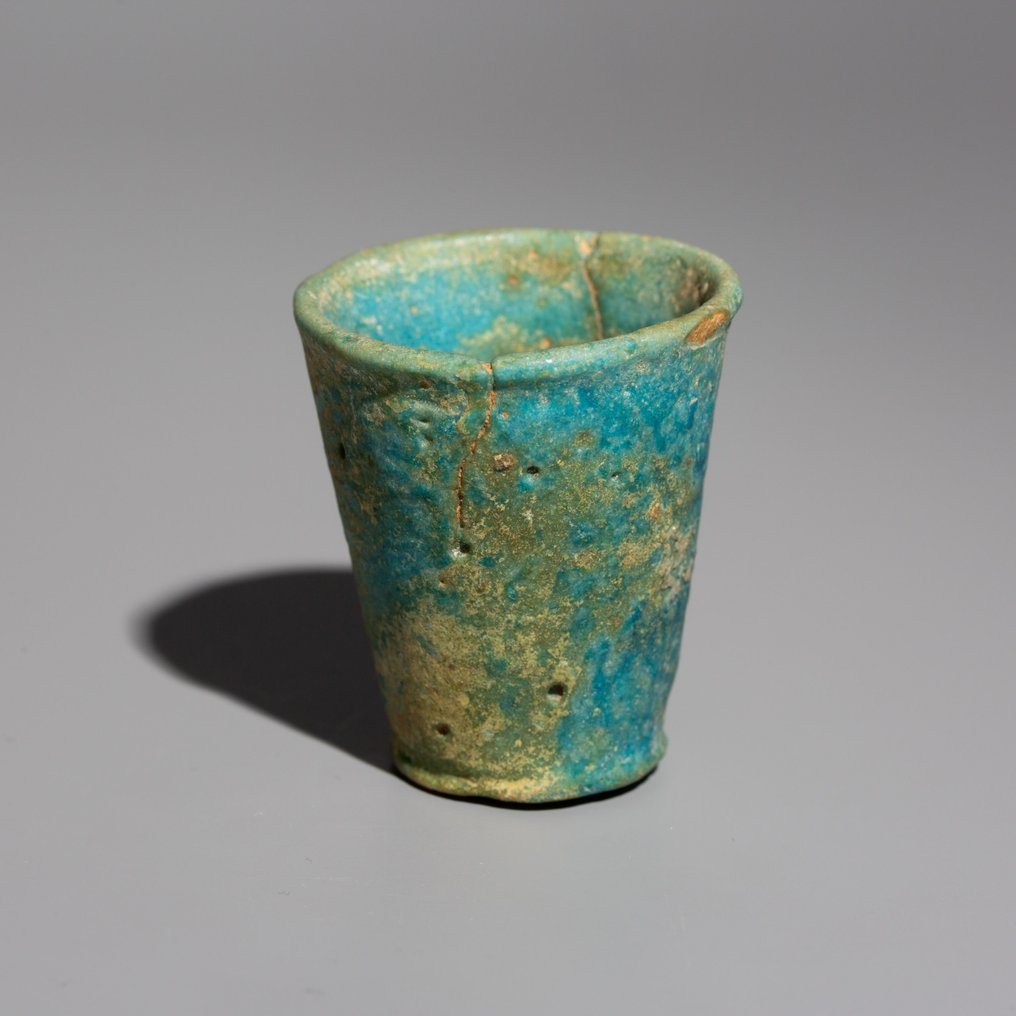 Oldtidens Egypten Fajance Fundamental Deposit Cup. c. 1184 - 1153 f.Kr. 4,5 cm højde. #2.1