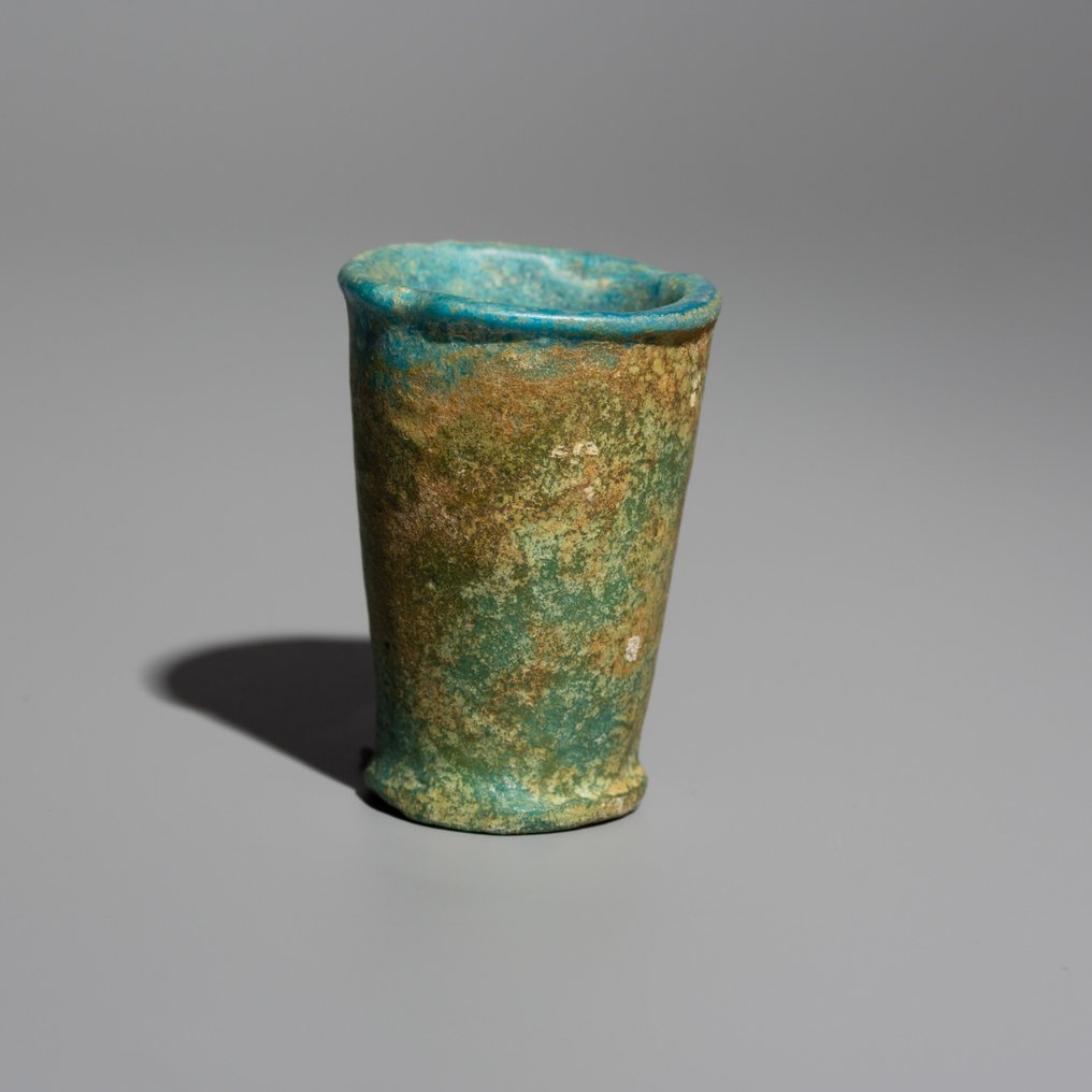 Oldtidens Egypten Fajance Fundamental Deposit Cup. c. 1184 - 1153 f.Kr. 4,8 cm højde. #1.2