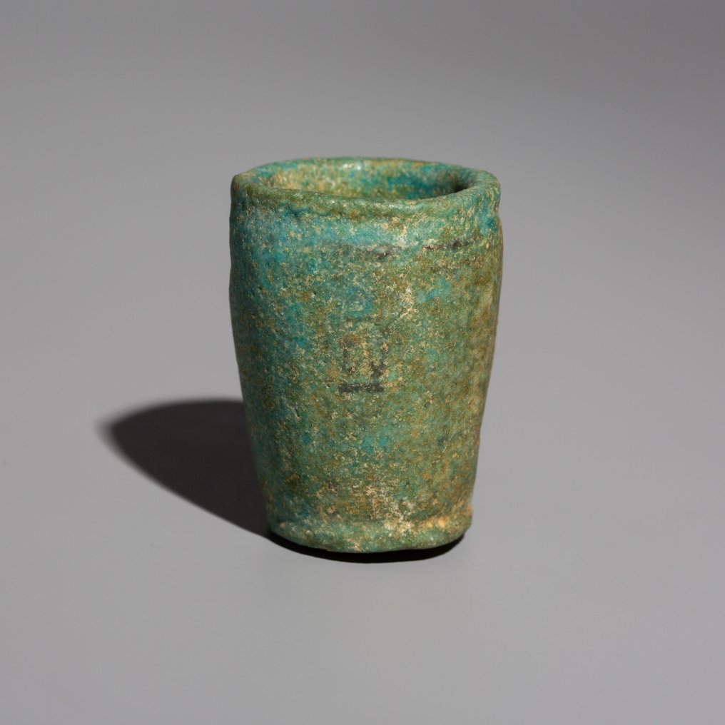 Oldtidens Egypt Fajanse Foundation Deposit Cup. c. 1184 - 1153 f.Kr. 5 cm høyde. #1.1