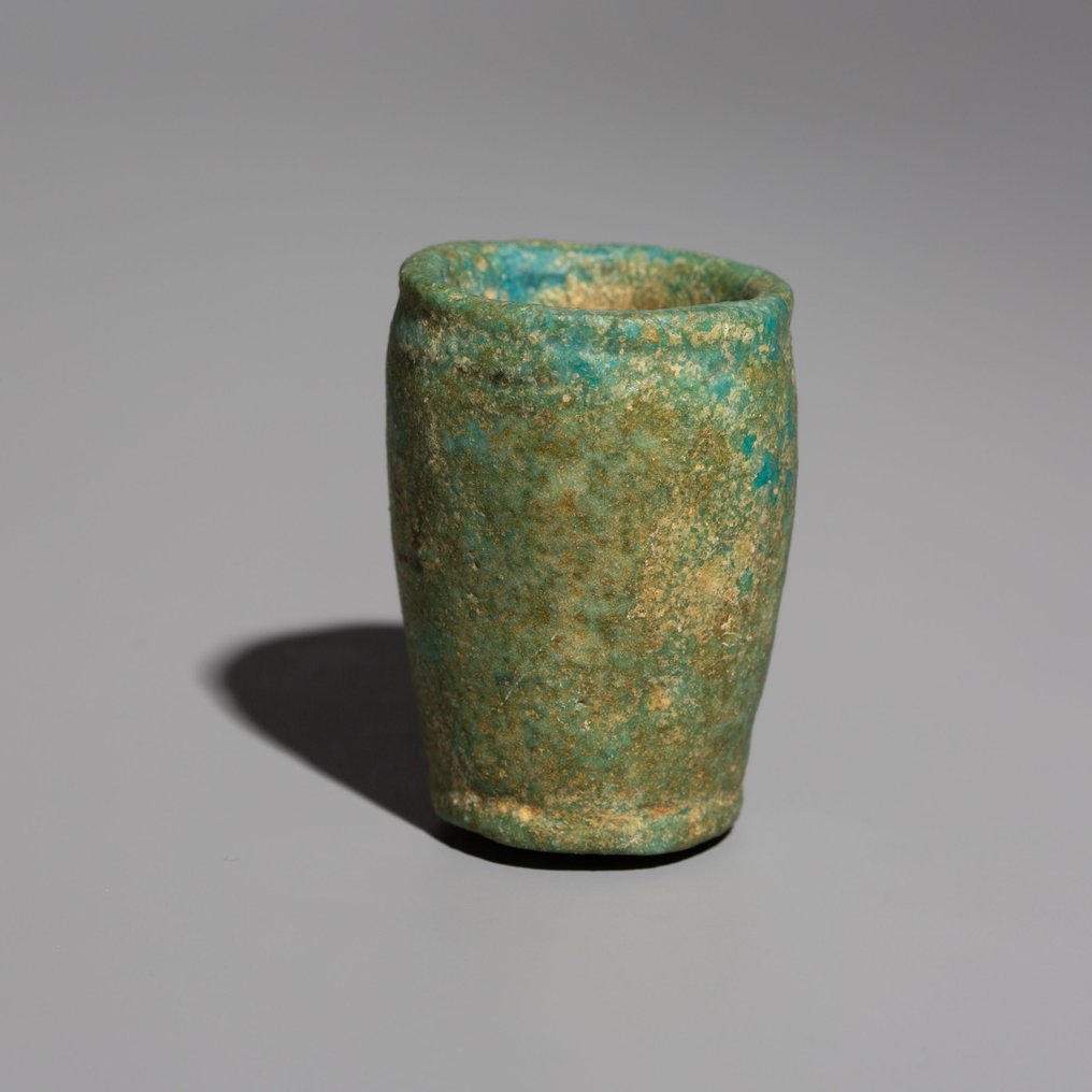 Oldtidens Egypt Fajanse Foundation Deposit Cup. c. 1184 - 1153 f.Kr. 5 cm høyde. #1.2