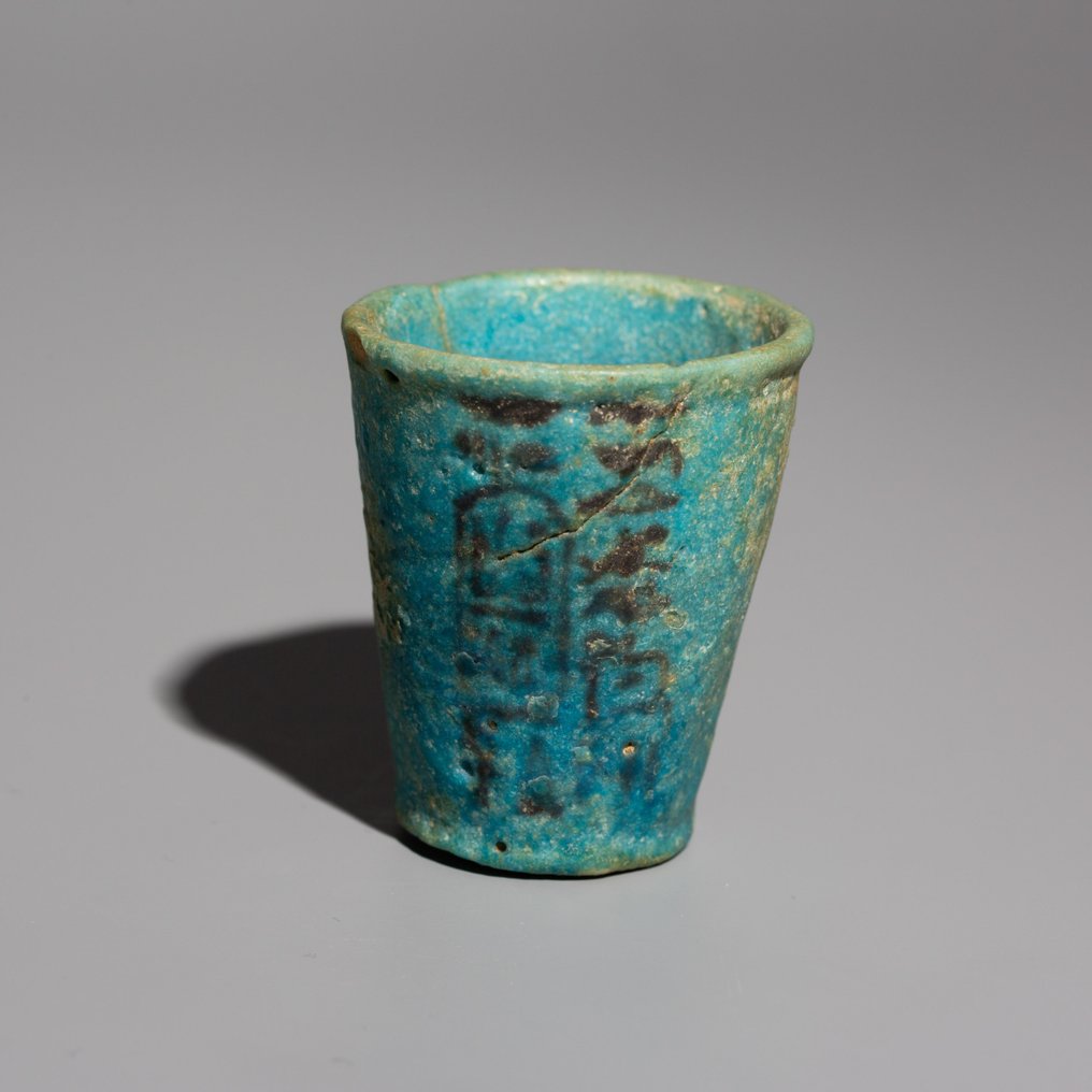 Oldtidens Egypt Fajanse Foundation Deposit Cup. c. 1184 - 1153 f.Kr. 4,5 cm høyde. #1.1