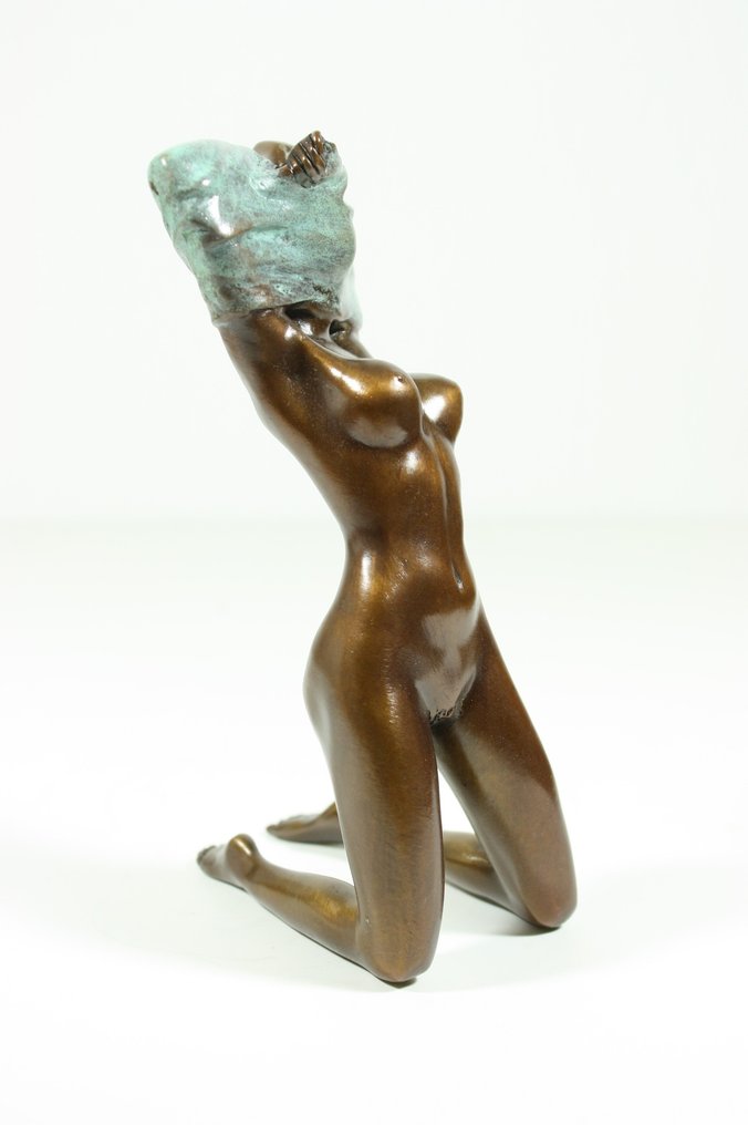 Γλυπτό, "Kneeling Woman Undressing" - 17 cm - Πατιναρισμένος μπρούτζος #1.0