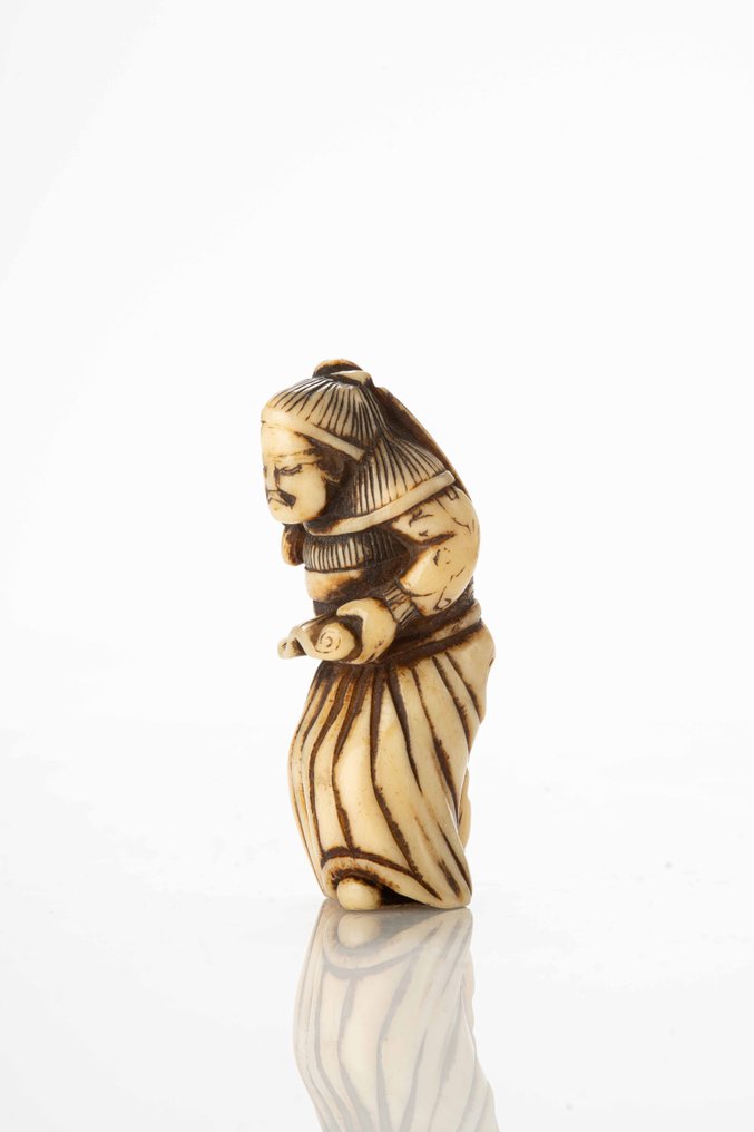 A rare stag antler netsuke finely carved depicting the Shinto deity of Learning Tenjin 天満天神 - Stag Antler - Giappone - Edo period (19th century) #2.1