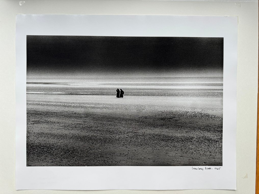 Jeanloup Sieff (1933 - 2000) - Nonnes improbables, Angleterre 1965 #1.0