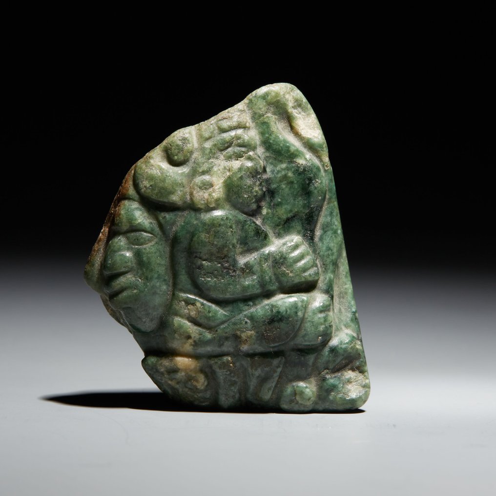 Maya Stengodslera MASTERPIECE Halsbandsplatta med en gudom, adelsman eller präst. c. 600 - 800 e.Kr. 5,5 cm höjd. #1.1