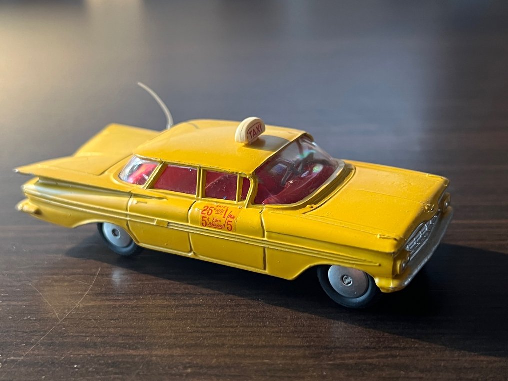 Corgi 1:43 - Machetă mașină - Chevrolet Impala New York Taxi Cab N°221 #1.1